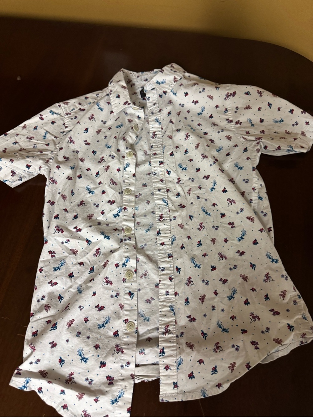 No Boundaries White Short Sleeve Shirt with Blue and Maroon Floral Print